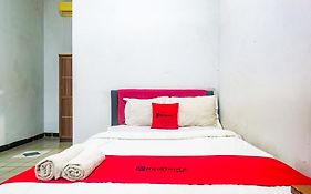 RedDoorz near Batik Tulis Celaket 2